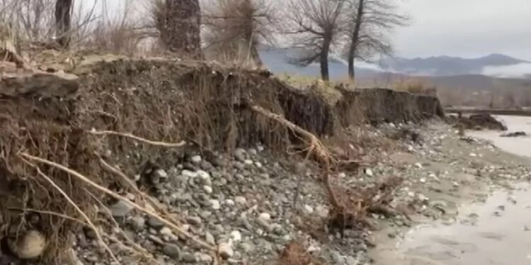 Shtyllat elektrike në Mirditë përsëri të rrëzuara nga rrëshqitja e dheut, gërmimi po afron drejt shtëpive, nevojitet ndërhyrje urgjente.