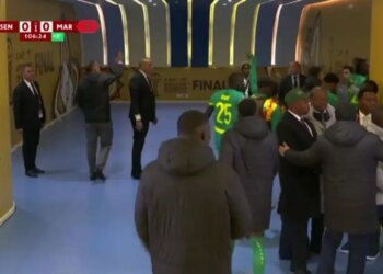 Skandal gjatë finales së Kupës së Afrikës, trajneri i Senegalit kërkon që lojtarët të braktisin fushën…protestë për një penallti të kontestuar.
