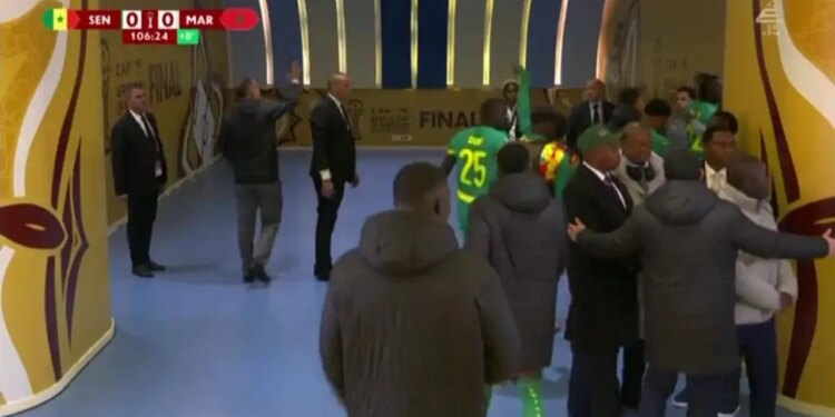 Skandal gjatë finales së Kupës së Afrikës, trajneri i Senegalit kërkon që lojtarët të braktisin fushën…protestë për një penallti të kontestuar.