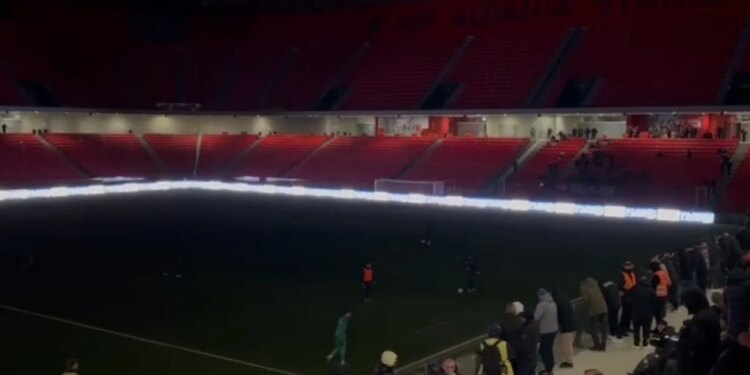 Skandal në Superiore: Ndërpritet energjia elektrike në "Arenën Kombëtare" gjatë ndeshjes Dinamo-Vllaznia.