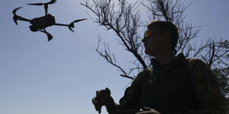 Suedia rrit buxhetin për mbrojtje, investon 437 milionë dollarë për blerjen e dronëve ushtarakë.