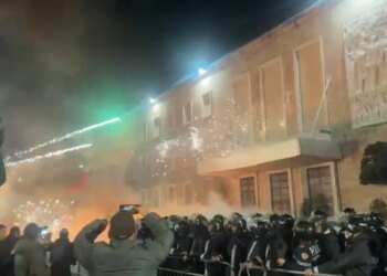 Sulm me molotov në Kryeministri, burime policore: 11 efektivë në tretman mjekësor