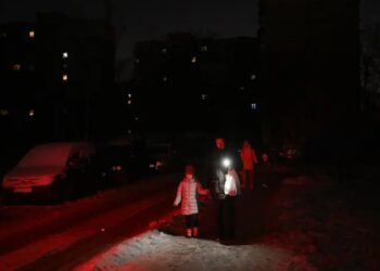 Sulmet në infrastrukturën e Kievit, Zelensky shpall gjendjen e emergjencës energjetike, ukrainasit përballen me errësirë dhe mot të ftohtë.