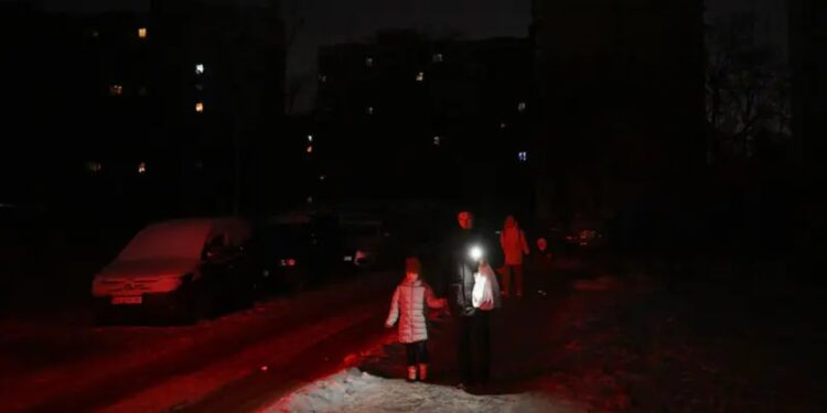Sulmet në infrastrukturën e Kievit, Zelensky shpall gjendjen e emergjencës energjetike, ukrainasit përballen me errësirë dhe mot të ftohtë.