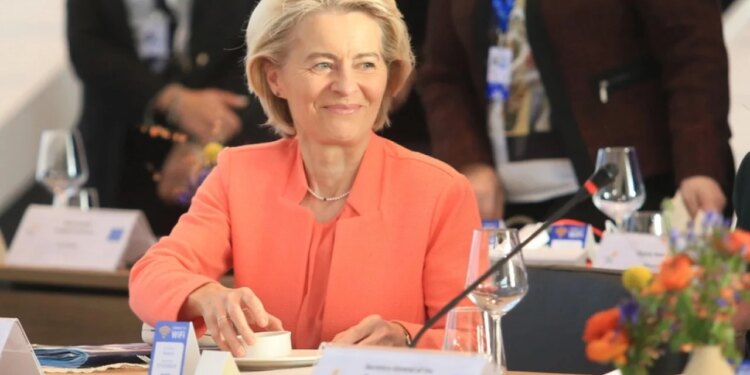 Takimi me delegacionin e Kongresit Amerikan në Davos, Von der Leyen: Rëndësia e respektit për sovranitetin e Groenlandës dhe Danimarkës është…