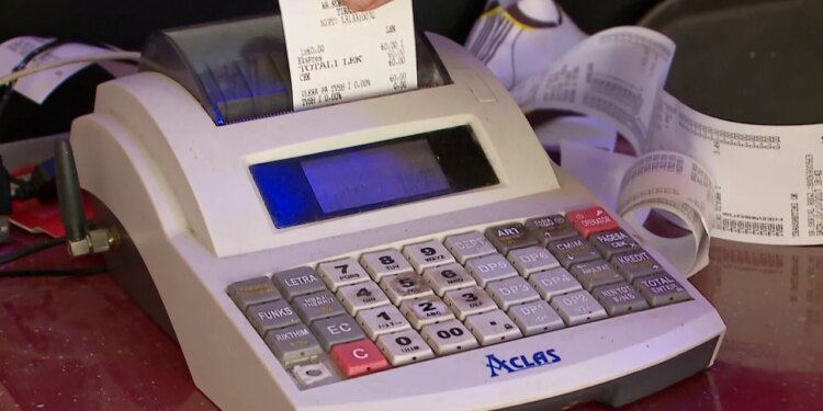 Tatimet në krizë për shkak të fiskalizimit: Tenderi për mirëmbajtjen ka penguar funksionimin e sistemit, duke rrezikuar të dhënat e bizneseve.