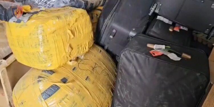 Të arrestuar për kontrabandë veshjesh nga Kina dhe Turqia, shmangie tatimesh përmes shitjeve të paligjshme: 3 të ndaluar, 4 të tjerë nën hetim.