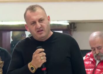 “Të dua më shumë se babanë tim”/ Takimi me qytetarët në Laprakë, demokrati lë të gjithë pa fjalë me deklaratën për Berishën.