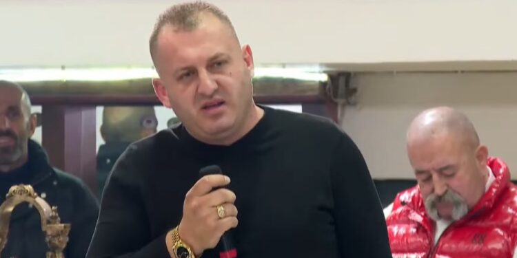 “Të dua më shumë se babanë tim”/ Takimi me qytetarët në Laprakë, demokrati lë të gjithë pa fjalë me deklaratën për Berishën.