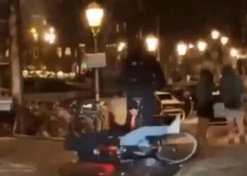 Të ftohtët në Holandë transformon rrugët e Amsterdamit në një "pistë patinazhi", pamjet bëjnë xhiron e rrjetit