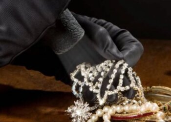 Të veshur si ushtarë, një palestinez dhe dy izraelitë sulmojnë një dyqan bizhuterish në Bregun Perëndimor.