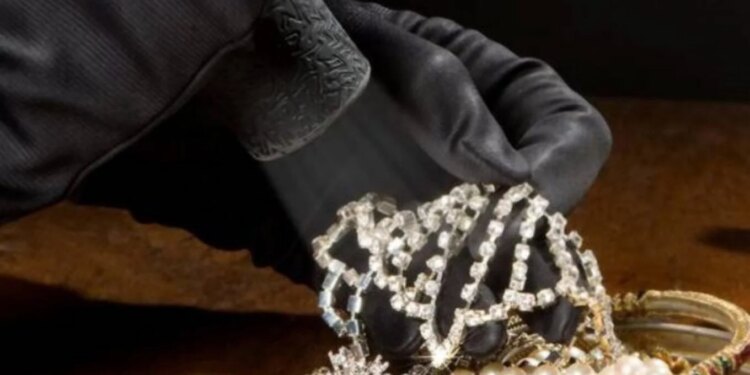 Të veshur si ushtarë, një palestinez dhe dy izraelitë sulmojnë një dyqan bizhuterish në Bregun Perëndimor.