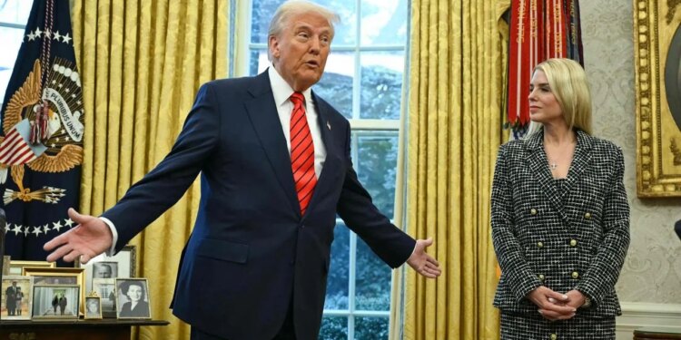 "Tejet e dobët dhe pa rezultat" / Wall Street Journal: Trump shpreh shqetësim për prokuroren Pam Bondi te ndihmësit e tij.