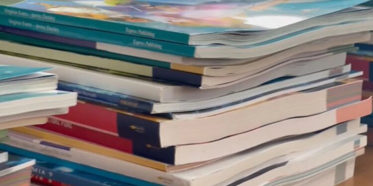 Tekstet shkollore ndryshojnë sipas rekomandimeve të BE-së, me theks në dixhitalizim dhe mësim interaktiv.