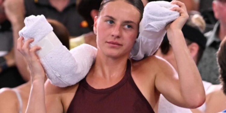 Tenis, Marta Kostyuk, humbje dhe debat; refuzon të japë dorën me Sabalenkën: Njerëz po vdesin çdo ditë në Ukrainë.