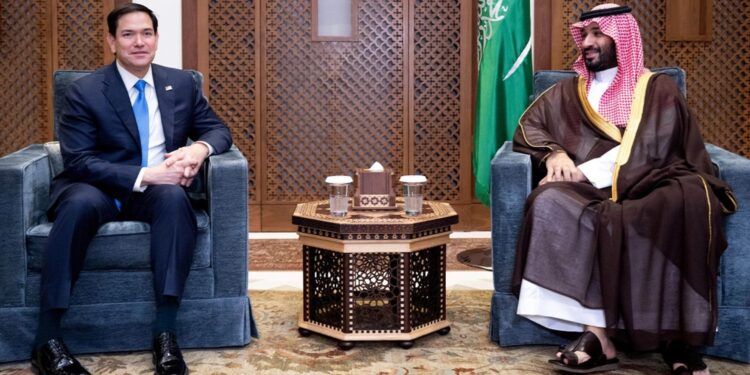 Tensionet midis Iranit dhe Shteteve të Bashkuara, zyrtarë izraelitë dhe sauditë në Uashington për të diskutuar një mundësi sulmi ndaj Teheranit.