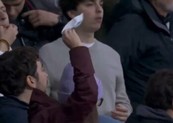 Tifozët e Real Madridit protestojnë duke shfaqur shamitë e bardha për presidentin Florentino Perez… kërkojnë dorëheqjen e tij.