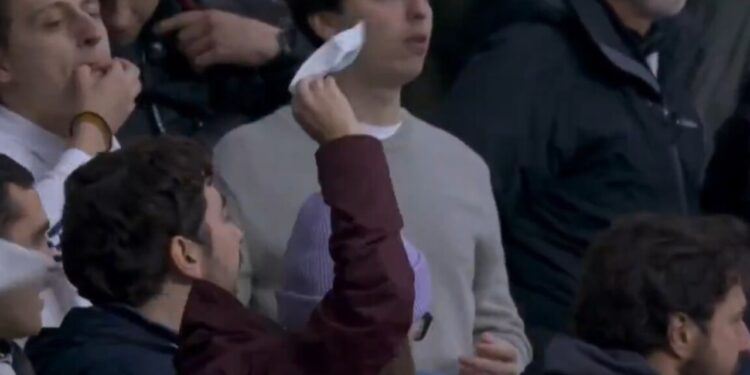 Tifozët e Real Madridit protestojnë duke shfaqur shamitë e bardha për presidentin Florentino Perez… kërkojnë dorëheqjen e tij.