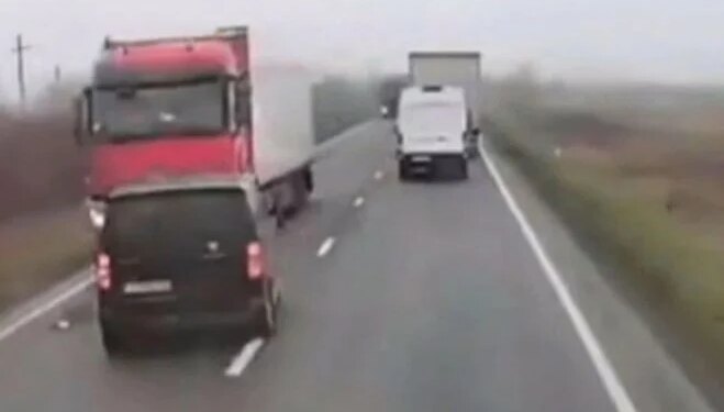 Tifozët grek në rrugë për në Francë, aksidentohen me një kamion në Rumani, 6 të vdekur dhe 3 të lënduar.