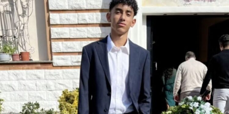 Tragjedia: Shoku i klasës godet me thikë 18-vjeçarin për një vajzë dhe ai ndërron jetë në spital.