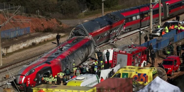 Tragjedia e trenit në Spanjë: Qeveria ofron 20 milionë euro kompensim për familjet e viktimave, opozita kërkon dorëheqjen e ministrit të Transportit.