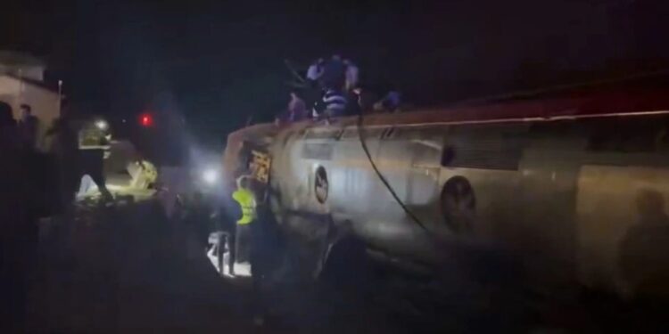 Tragjedia në Spanjë: Dy trena dalin nga shinat dhe përplasen, raportohen dy viktima dhe disa të plagosur.