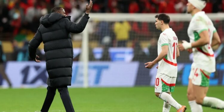 Trajneri i Senegalit rrezikon përjashtimin nga Botërori pas kërkesës për të braktisur fushën lojtarëve.