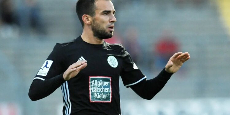 Trajneri i futbollit në pikëllim, ndërron jetë pas përballjes me kancerin ish-futbollisti francez në moshën 42-vjeçare