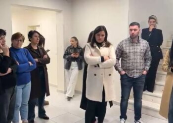 Transferimi i Kadastrës së Vlorës në Tiranë: Punonjësit qëndrojnë në godinë dhe kërkojnë mbështetje nga politikanët dhe deputetët.