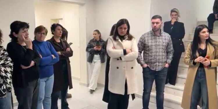 Transferimi i Kadastrës së Vlorës në Tiranë: Punonjësit qëndrojnë në godinë dhe kërkojnë mbështetje nga politikanët dhe deputetët.