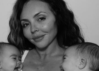 Transformimi i jetës: Këngëtarja ndan diagnozën e rrallë për vajzat binjake