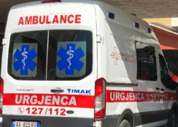 Tre automjete përplasen në Elbasan, tre persona të plagosur