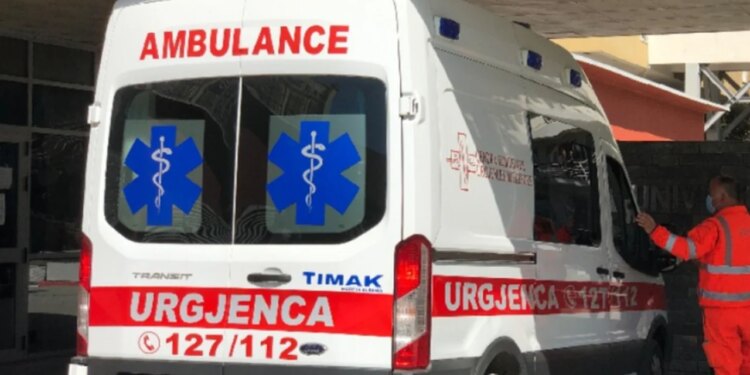 Tre automjete përplasen në Elbasan, tre persona të plagosur