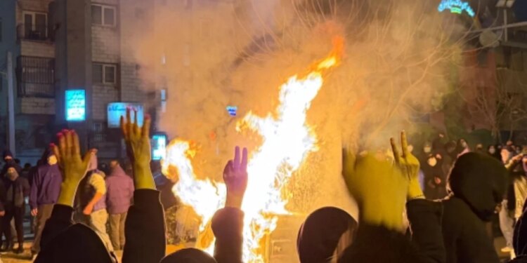 Tre mundësi për Iranin: Revolucioni francez apo grusht shteti? Çfarë po planifikohet në hije?