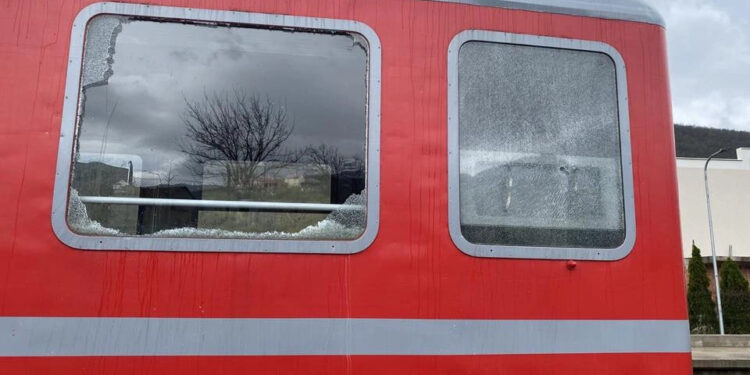 Tre persona të plagosur nga aksidenti mes një treni dhe një automjeti në Grabovc.