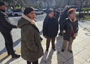 “Tregtarët e Tregut Industrial protestojnë përsëri në qiell të hapur, kërkojnë ndihmën e Bashkisë së Vlorës”