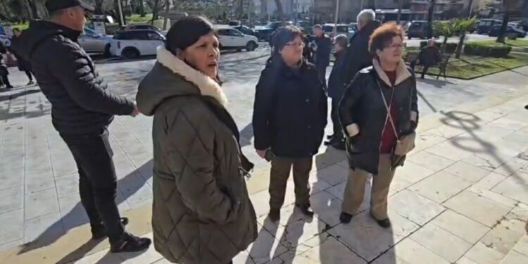 “Tregtarët e Tregut Industrial protestojnë përsëri në qiell të hapur, kërkojnë ndihmën e Bashkisë së Vlorës”