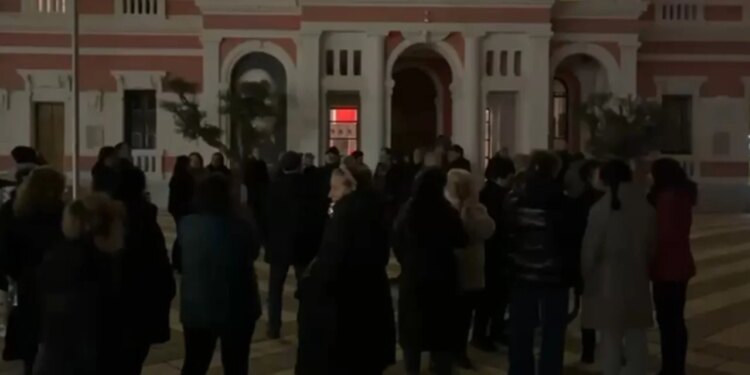 Tregtarët e tregut industrial në Vlorë protestojnë pas njoftimit për largim brenda tre ditësh nga zona e aktivitetit.