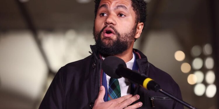 “Trump do të më dëbojë”/ Incident në festivalin e Floridës, kongresmeni demokrat goditet me grusht