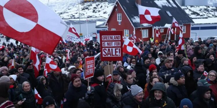 Trump shpalli tarifat/ Protesta në Nuuk dhe Kopenhagë: Groenlanda nuk është për t'u shitur