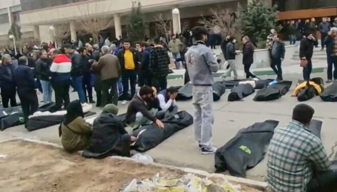 Trupa të zhdukur, varreza masive dhe '30 mijë të vdekur': çfarë fshihet pas numrit të viktimave në Iran?