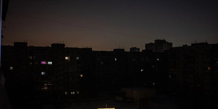 Ukraina përballet me mungesë totale energjie; BE akordon 145 milionë euro për ndihmë humanitare dhe dërgon gjeneratorë elektrikë në disa qytete.