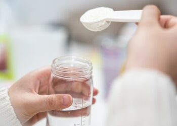 Vdekja e dy foshnjave, autoritetet franceze po hetojnë qumështin e tërhequr nga tregu