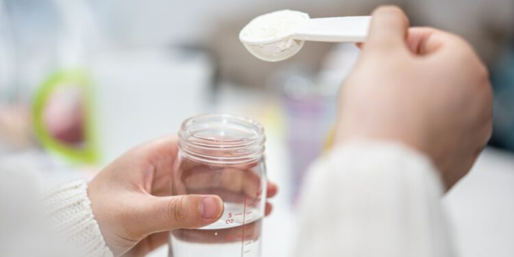 Vdekja e dy foshnjave, autoritetet franceze po hetojnë qumështin e tërhequr nga tregu