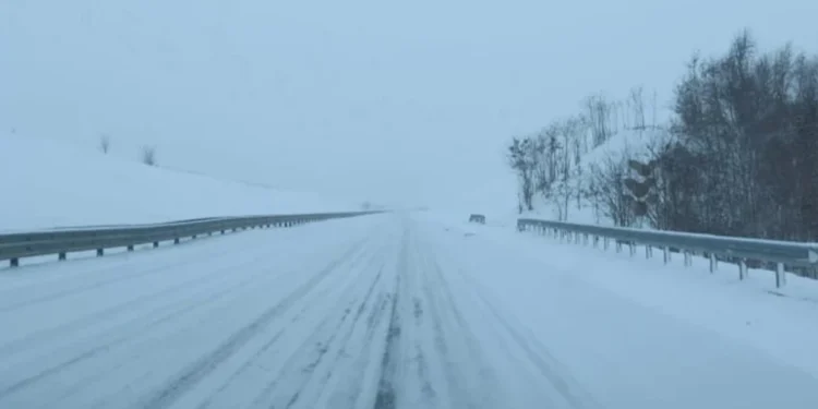 Vështirësi në kalimin e dy rrugëve drejt kufirit