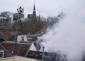Video/ "Dëgjuam një shpërthim të fuqishëm", zjarr i madh në një qytet holandez, raportohet për të plagosur persona.