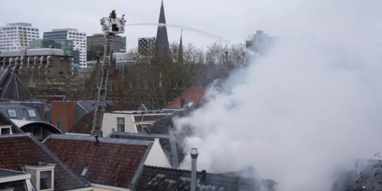 Video/ "Dëgjuam një shpërthim të fuqishëm", zjarr i madh në një qytet holandez, raportohet për të plagosur persona.