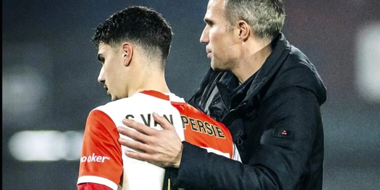 Video / Djaloshi i legjendës holandeze, Robin Van Persie, ofron një spektakël me rroveshatën…goli i tij i parë si profesionist.