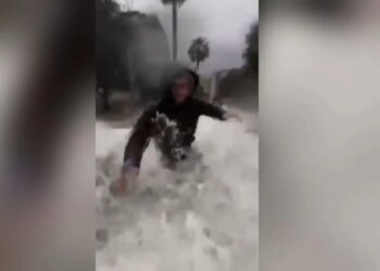 Video/ Dy kryebashkiakë goditen nga një valë e fuqishme uji gjatë transmetimit live të situatës së përmbytjeve në Facebook.