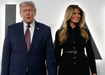 Video/ E veshur në të zeza dhe me dorën e Trump, Melania shpërfaqet e jashtëzakonshme në premierën e filmit të saj.